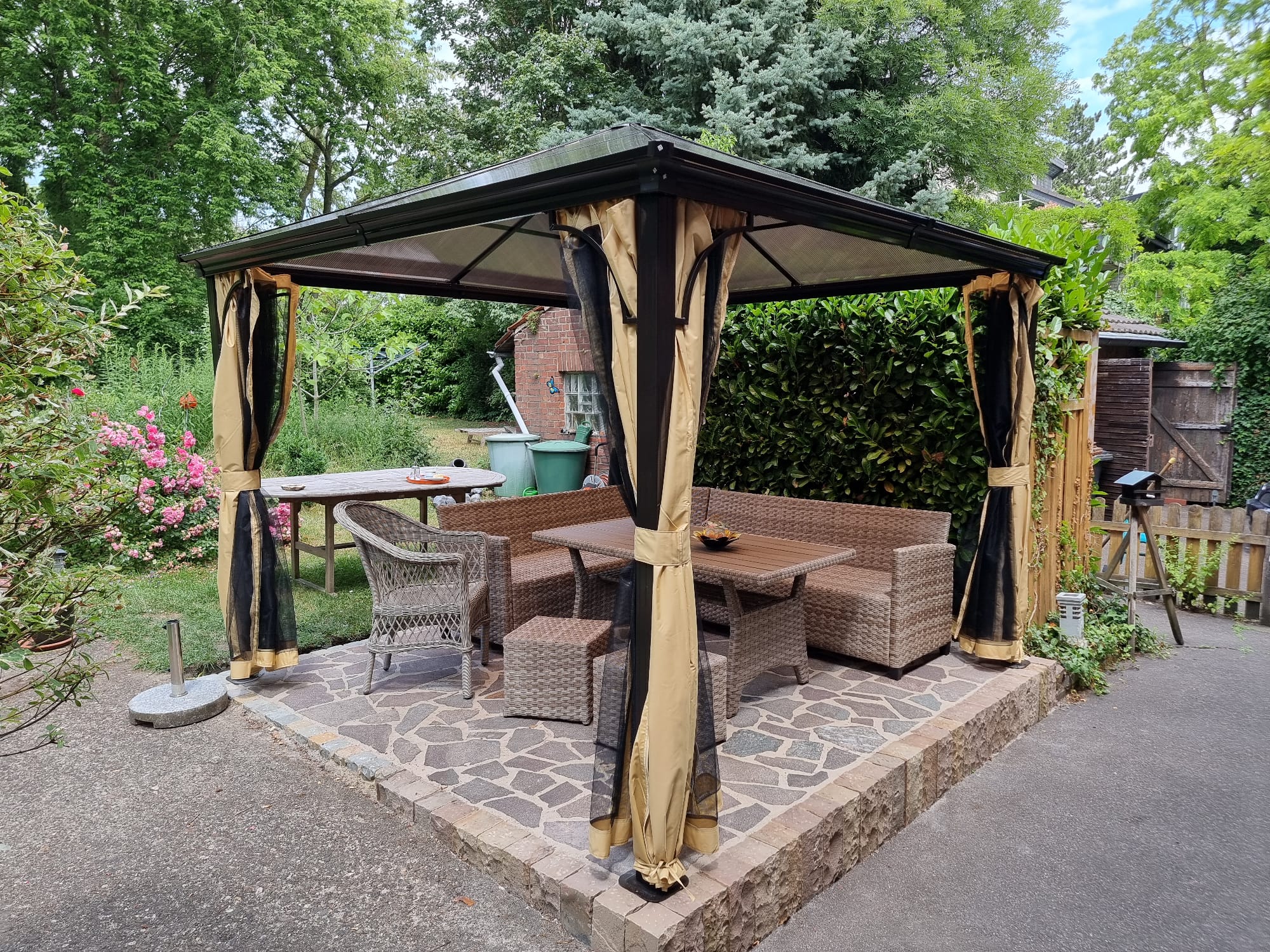 Sitzplatz mit Pavillon anlegen – Nachher