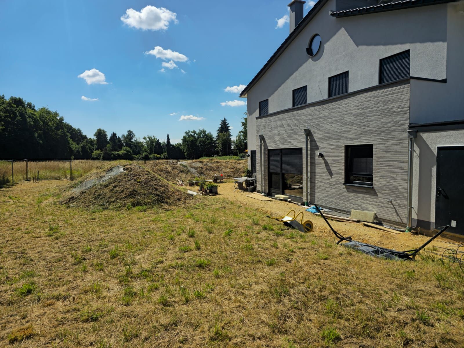 Gartenneugestaltung am Neubau – vom Baugrundstück zum Wohlfühlgarten – Vorher