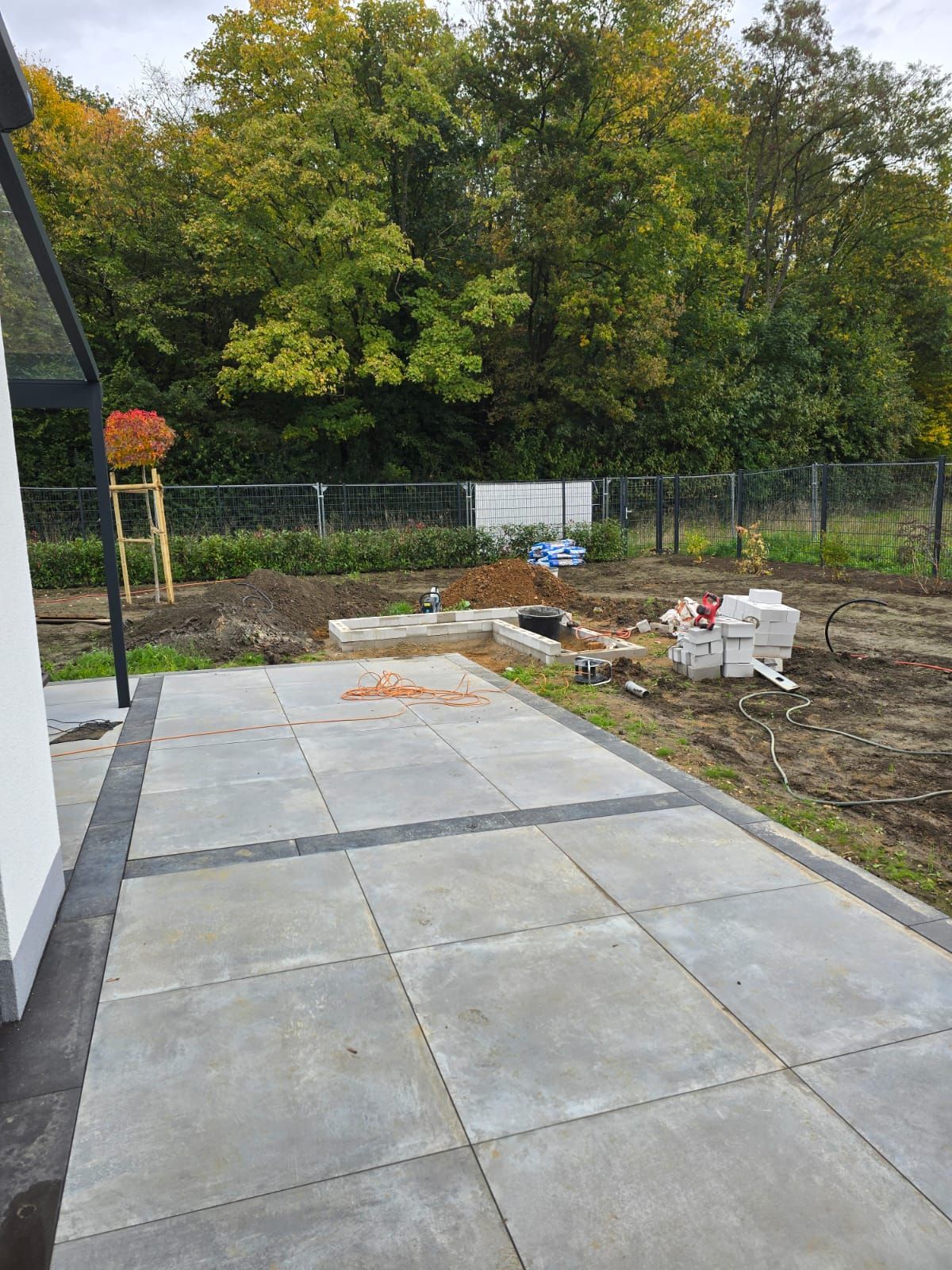 Terrasse mit Hochbeet – Vorher
