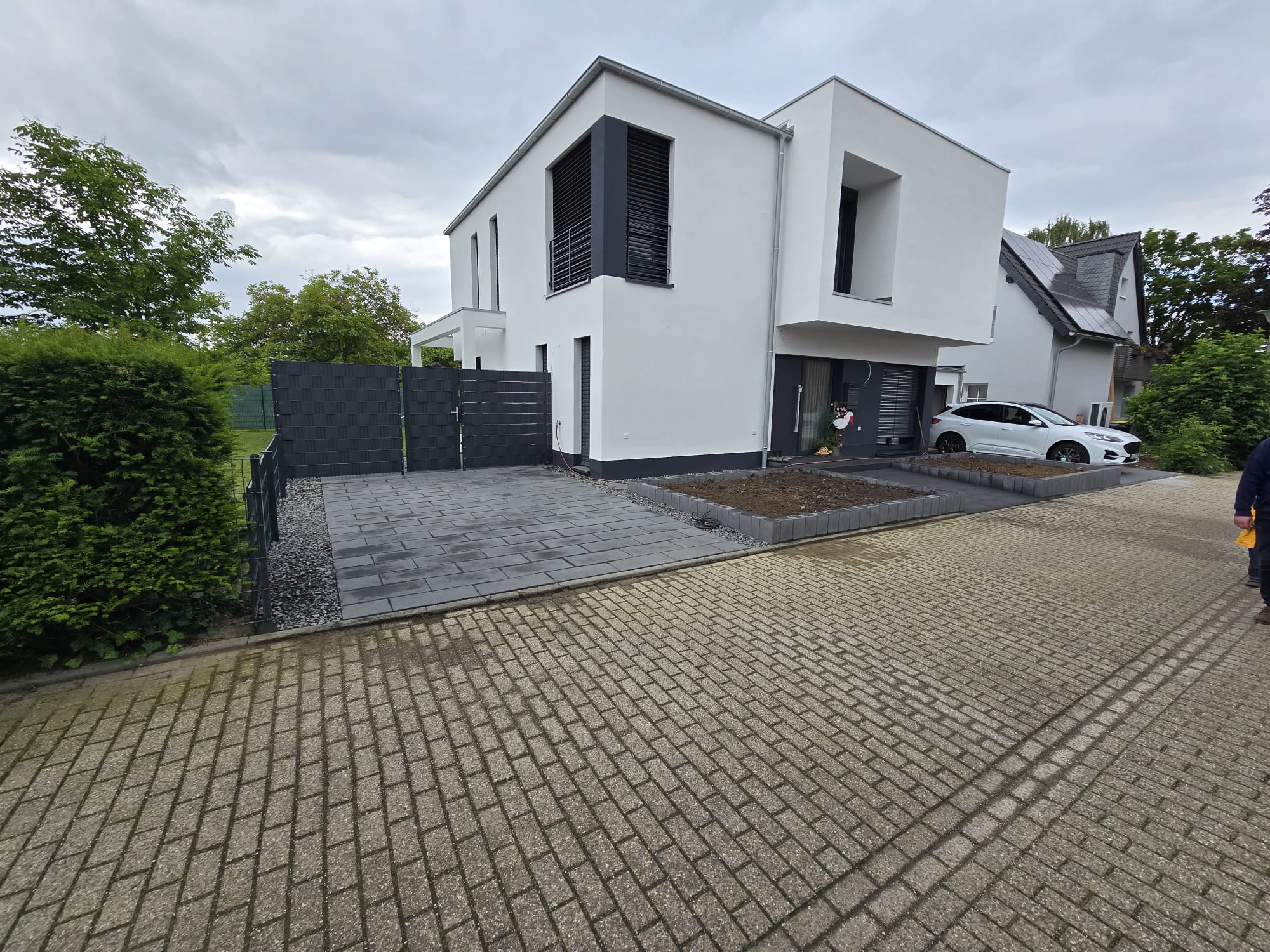 Hofeinfahrt & Außenanlage pflastern – Nachher
