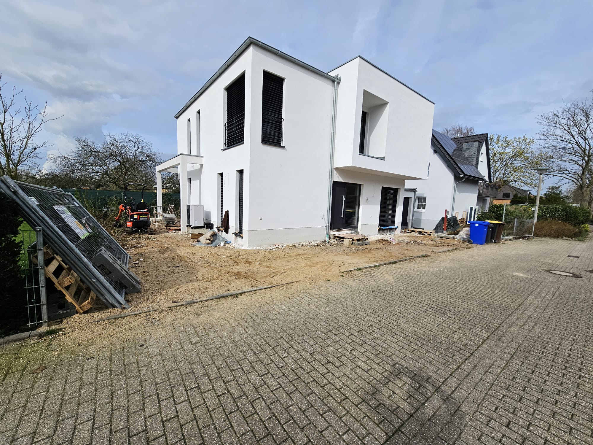 Hofeinfahrt & Außenanlage pflastern – Vorher