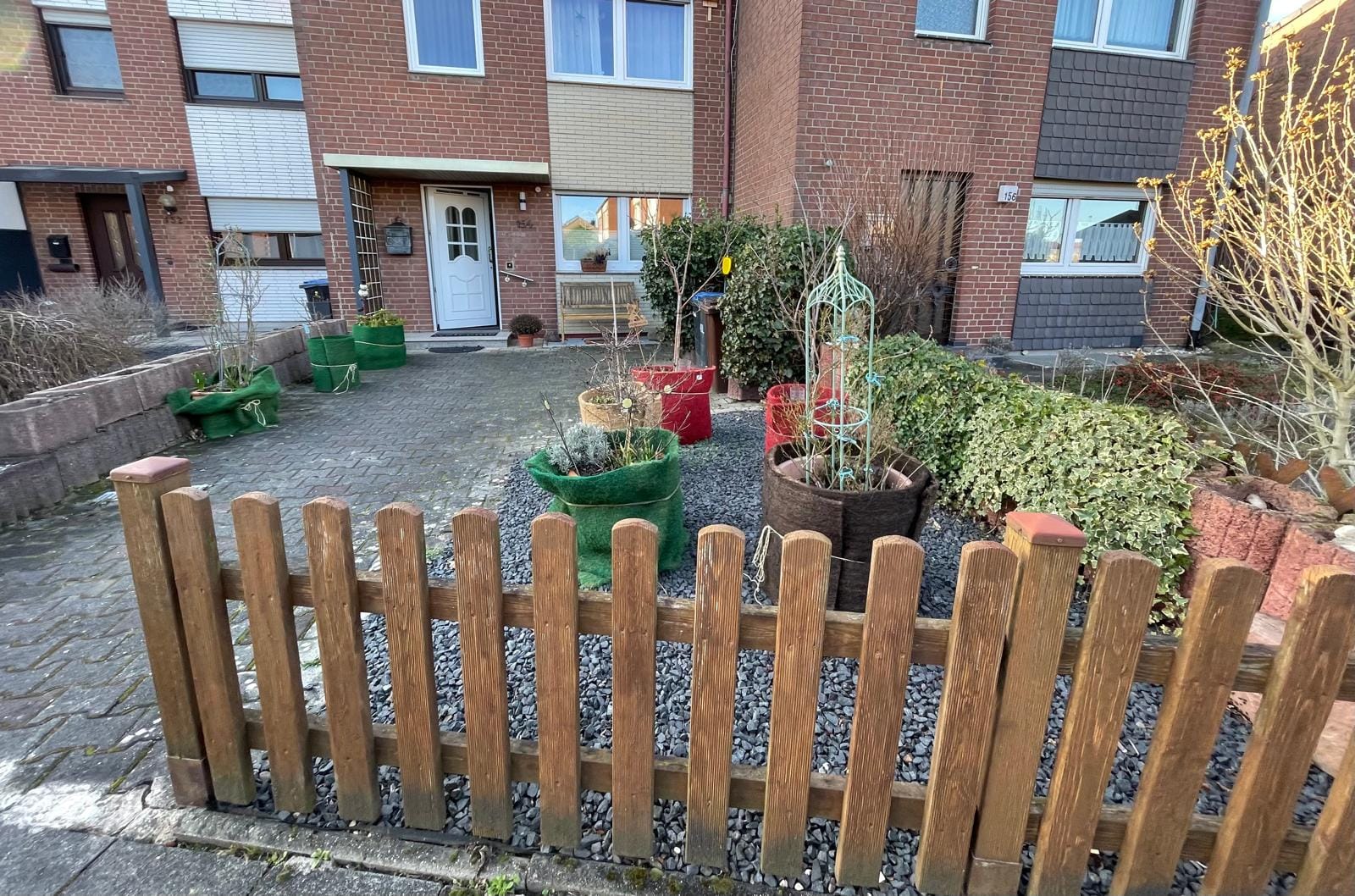 Vorgarten umgestalten und Pflastern – Vorher